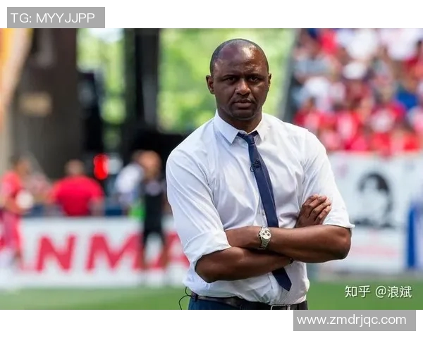 足球巨星街头摆摊卖小吃引围观路人纷纷拍照热议场面火爆